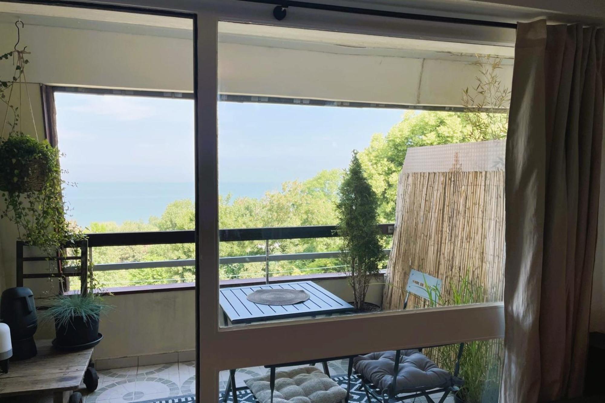 Aux Flots Bleus Avec Balcon Et Vue Sur *